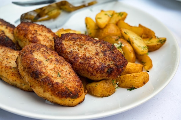 Cotolette di pollo fritte con patate