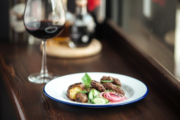 Cotolette e funghi grigliati con vino rosso