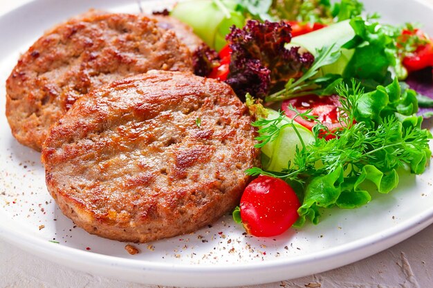 cotolette fritte tacchino con insalata di verdure vista superiore nessun popolo