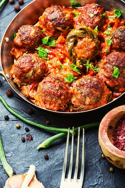 Cotolette o polpette piccanti fatte in casa, stufate con fagioli di asparagi.