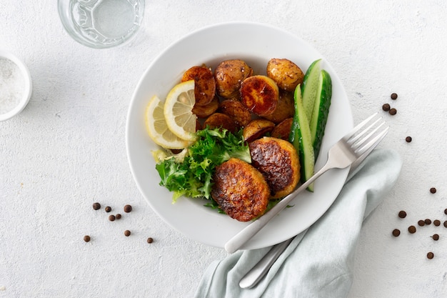 Cotolette vegetariane fresche con patate novelle e insalata