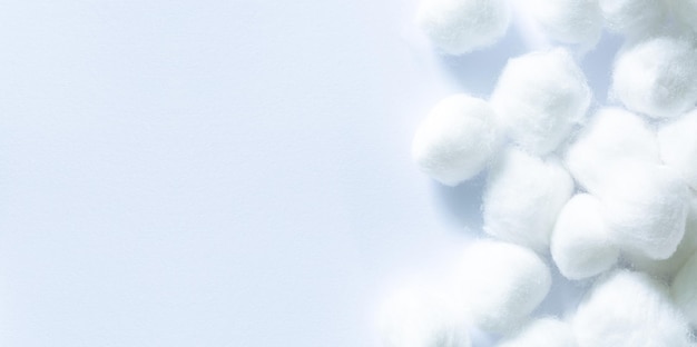 Cotone idrofilo macro su sfondo bianco, cotone idrofilo isolato su sfondo bianco.Pulizia cotone