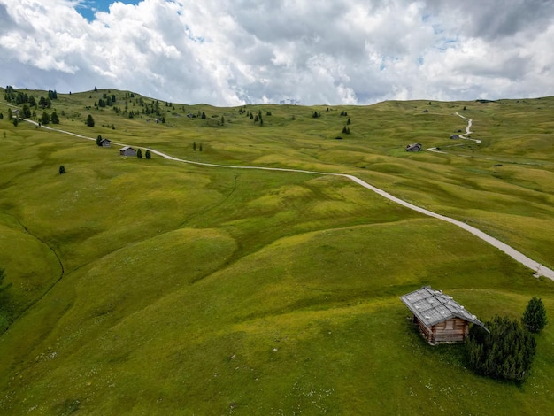 Cotta di legno su Una vista aerea dei campi di Armentarola Dolomiti Alpi vicino Alta Badia TrentinoAltoAdige regione Italia stagione estiva