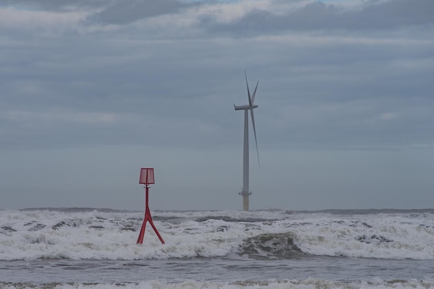 Cotta di salvataggio sulla riva del mare contro il cielo