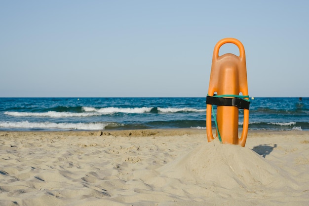 Cotta di salvataggio sulla spiaggia contro un cielo limpido