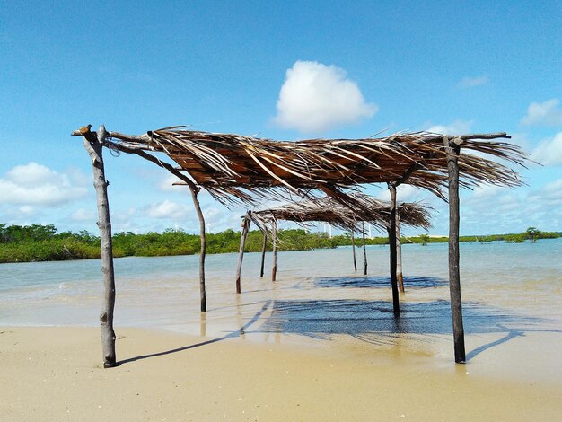 Cottage concentriche sulla spiaggia in una giornata di sole