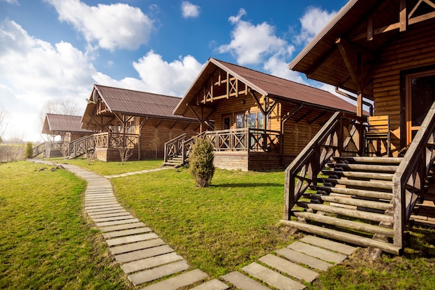 Cottage di legno tradizionali alla giornata di sole in campagna