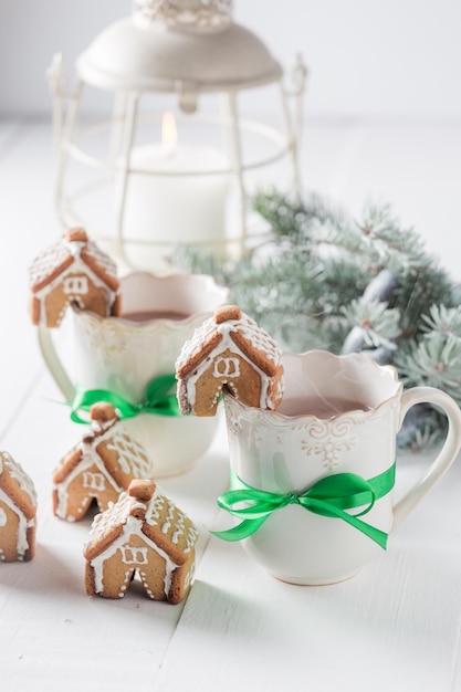Cottage di pan di zenzero fatti in casa con cioccolata calda come spuntino di Natale
