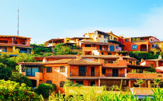 Cottage e paesaggio a Porto Cervo in Sardegna in estate. Villa e vista panoramica sulla cittadina sarda in Sardegna. provincia di Olbia. Tecnica mista.