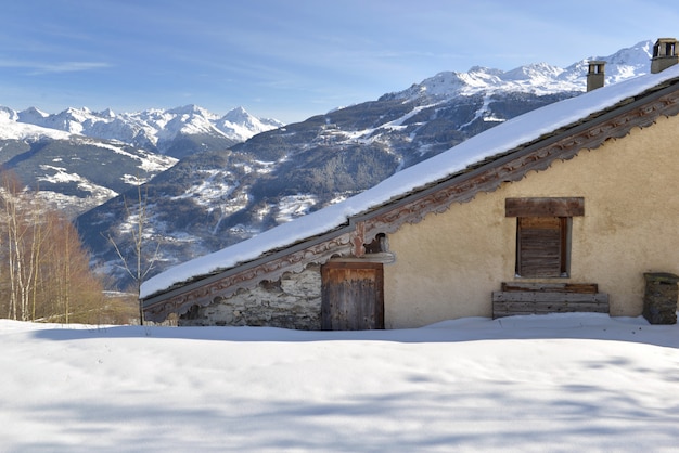 Cottage francese alpino tradizionale in montagna