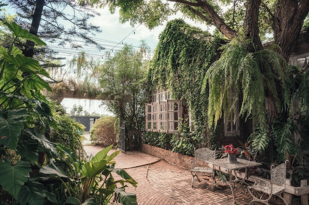 Cottage in mattoni con giardino ornamentale e posti a sedere nel patio sul retro