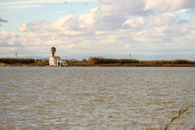 Cottage tradizionale con tetto di paglia ad Albufera Valencia