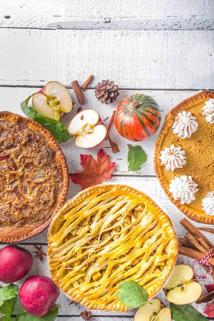 Cottura autunnale tradizionale. Dolci tradizionali americani ed europei dell'autunno inverno - con zucca, noci pecan e mele