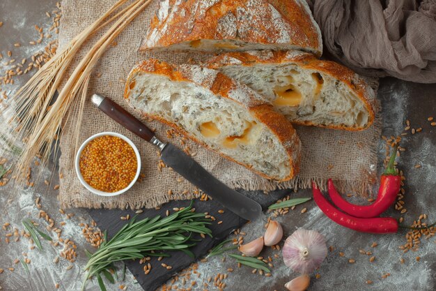 Cottura con accessori da cucina sul tavolo