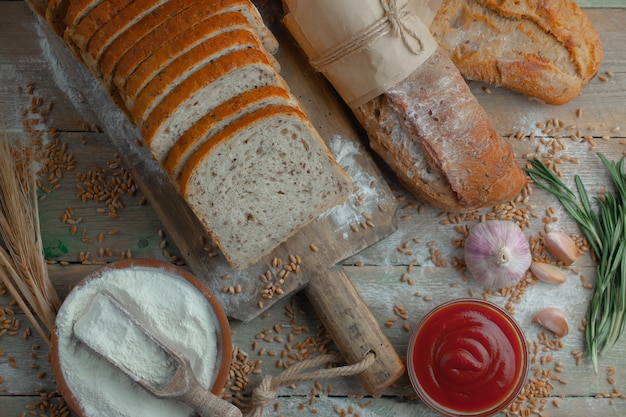 Cottura con accessori da cucina sul tavolo