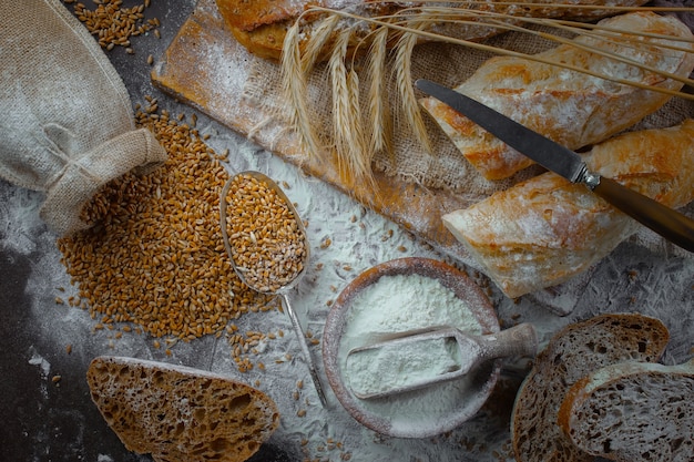 Cottura con accessori da cucina sul tavolo