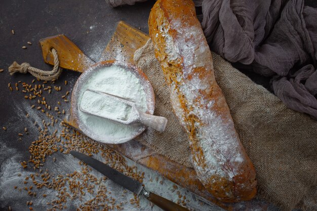 Cottura con accessori da cucina sul tavolo