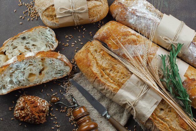 Cottura con accessori da cucina sul tavolo