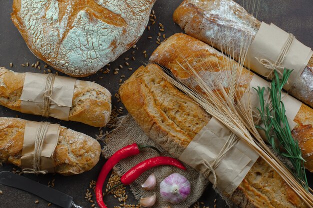 Cottura con accessori da cucina sul tavolo