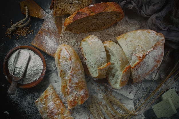 Cottura con accessori da cucina sul tavolo