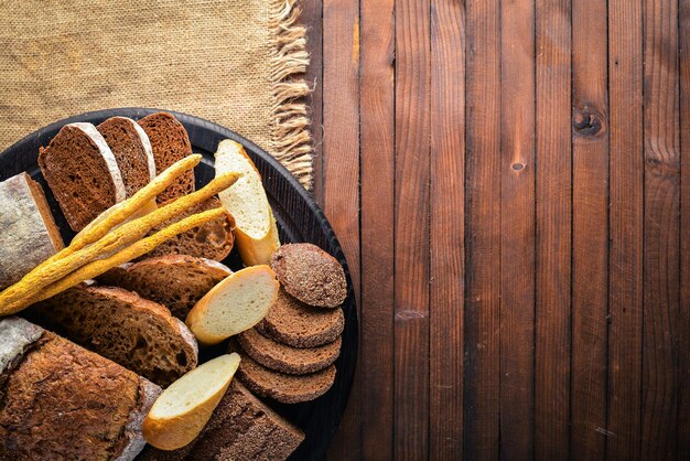 Cottura con farina. Pane, pane, pane. Cucina italiana. Vista dall'alto. Su Fondo In Legno.