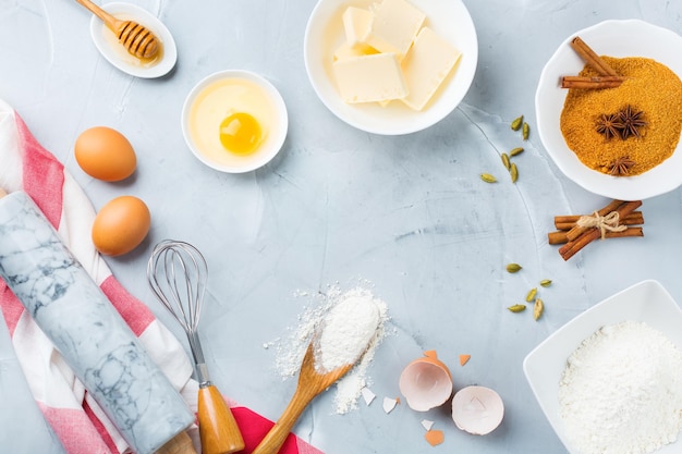 Cottura degli ingredienti da cucina su un tavolo da cucina