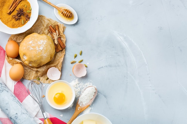 Cottura degli ingredienti da cucina su un tavolo da cucina