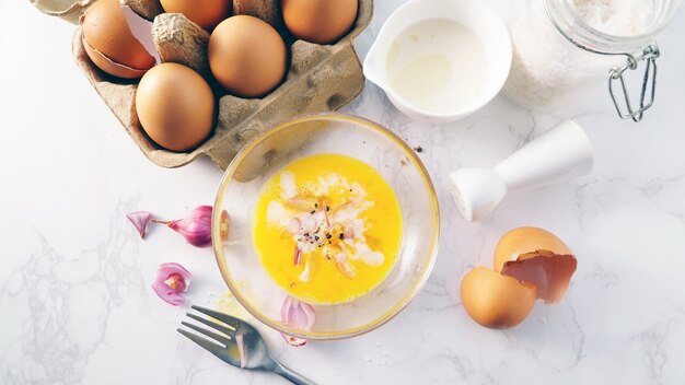 Cottura degli ingredienti di frittata in vista dall&#39;alto