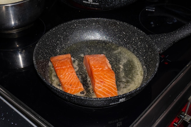 Cottura dei tranci di salmone in padella