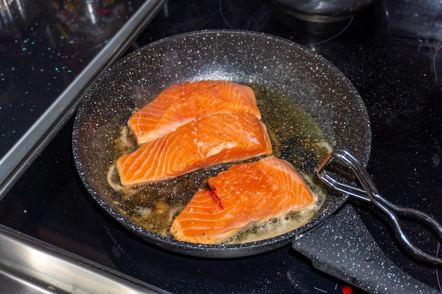 Cottura dei tranci di salmone in padella