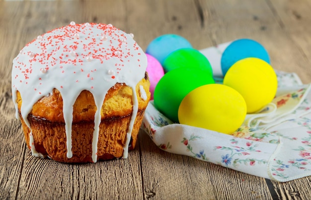 Cottura del pane pasquale fatto in casa con torta di pasqua biologica e uova colorate