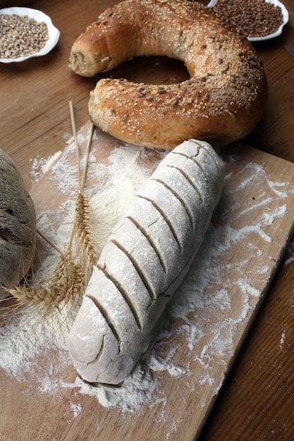 Cottura dell'impasto di pane su un tavolo di legno con farina