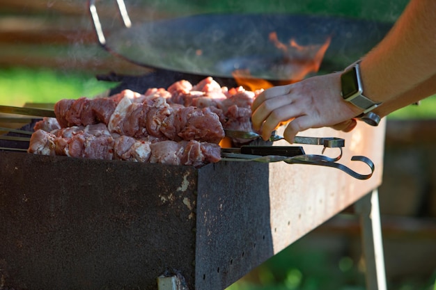 Cottura della carne al fuoco del barbecue