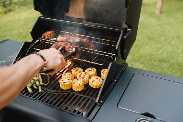 Cottura di carne e verdure su una griglia all'aperto