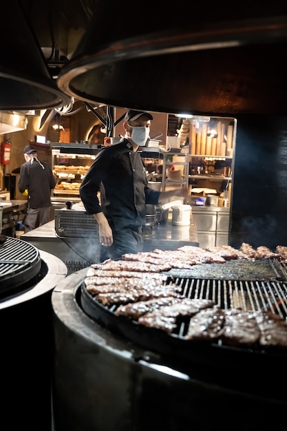 Cottura di costolette fritte al ristorante vicino all'arsenale di Leopoli. Posto molto popolare tra i turisti.