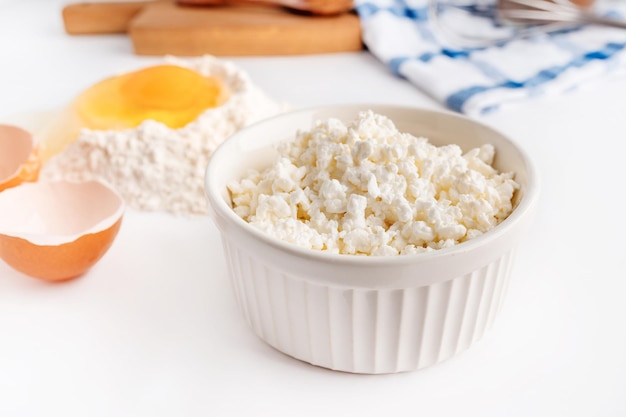 Cottura di dolci fatti in casa sul tavolo bianco con ingredienti per cucinare lo spazio della copia di sfondo culinario