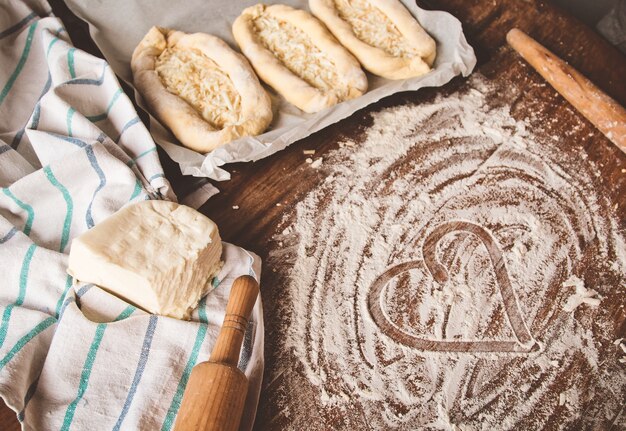 Cottura di khachapuri con formaggio su un tavolo