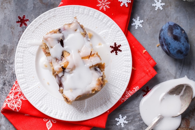 Cottura Di Natale. Torta con prugne.