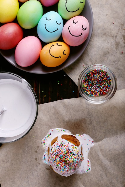 Cottura di Pasqua con glassa e polvere e uova colorate