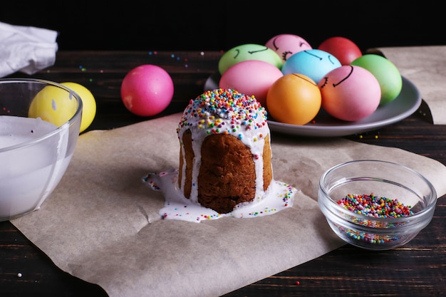 Cottura di Pasqua con glassa e polvere e uova colorate