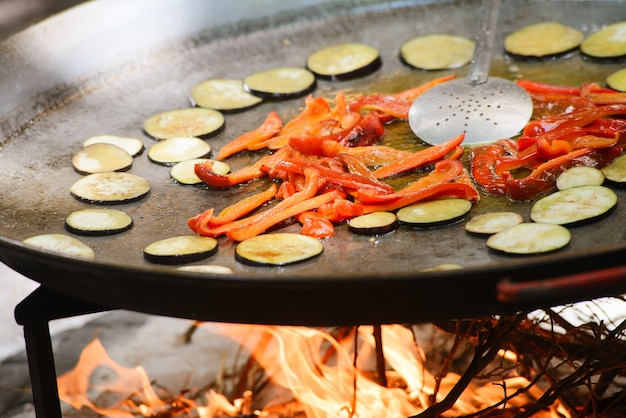 Cottura di una paella di piatto spagnolo radicale con gamberi e cozze