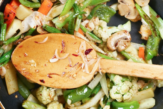 Cottura di verdure fresche in una padella vista dall'alto