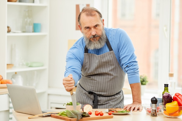 Cottura dura dell'uomo senior