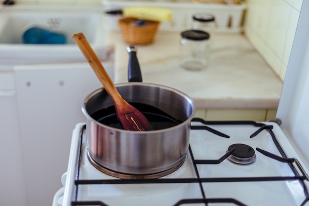 Cottura marmellata in cucina