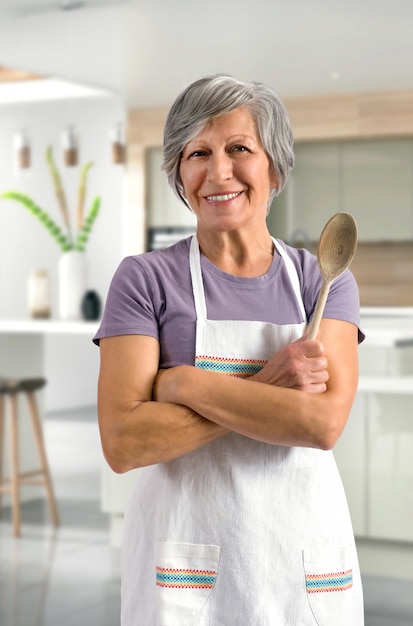 Cottura senior amichevole felice della donna nella cucina