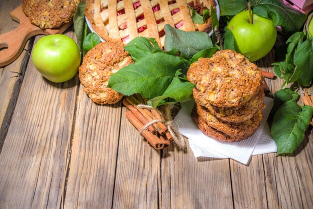 Cottura tradizionale autunnale, torta di mele fatta in casa e torta di mele, fiocchi d'avena, biscotti alla cannella, ringraziamento di halloween, cibo da forno autunnale, accogliente sfondo in legno copia spazio