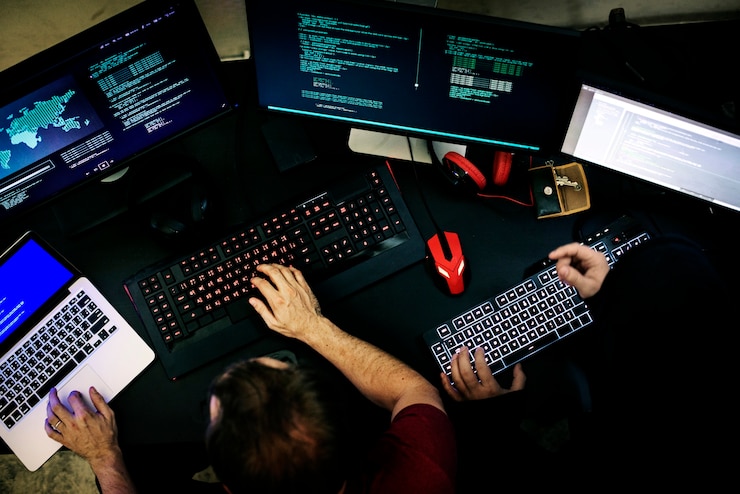 Photo couple of people working on computer codes programming