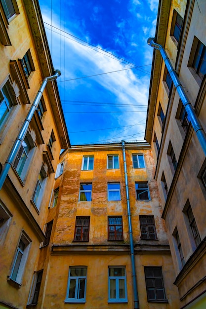 Courtyardwell Cortile stretto vecchi edifici cielo blu soleggiato Vista dal basso Cortile di San Pietroburgo