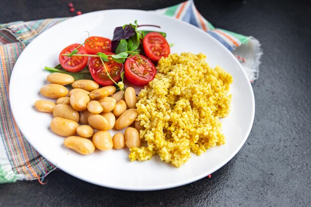 cous cous con fagioli e insalata pomodoro verdure porzione fresca pasto sano dieta spuntino