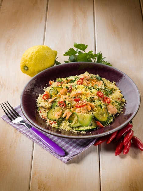 Cous cous con zucchine fresche di salmone e peperoncino piccante